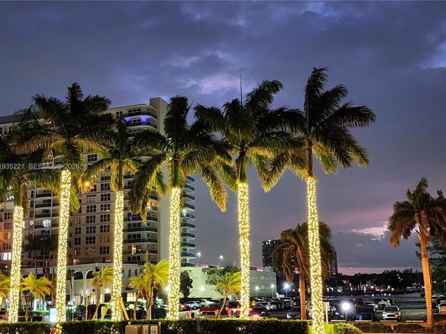2-bedroom condo for sale in Hollywood - 3725 S Ocean Dr 425 - MondialRealty