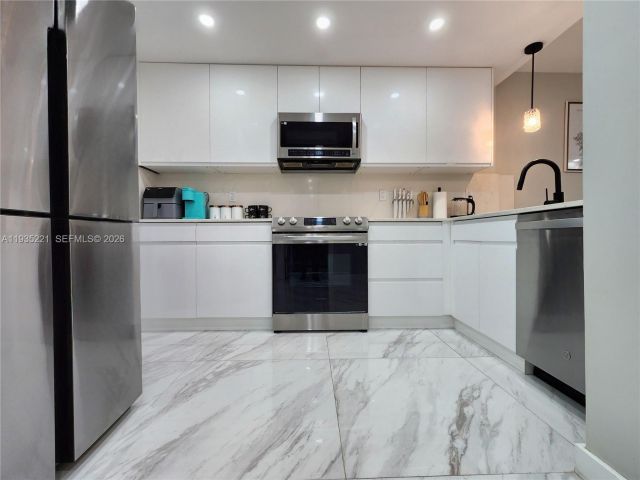 2-bedroom condo for sale in Hollywood - 3725 S Ocean Dr 425 - MondialRealty