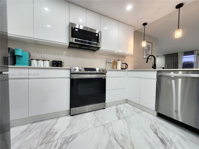 2-bedroom condo for sale in Hollywood - 3725 S Ocean Dr 425 - MondialRealty