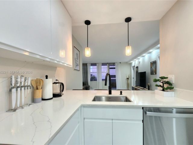 2-bedroom condo for sale in Hollywood - 3725 S Ocean Dr 425 - MondialRealty