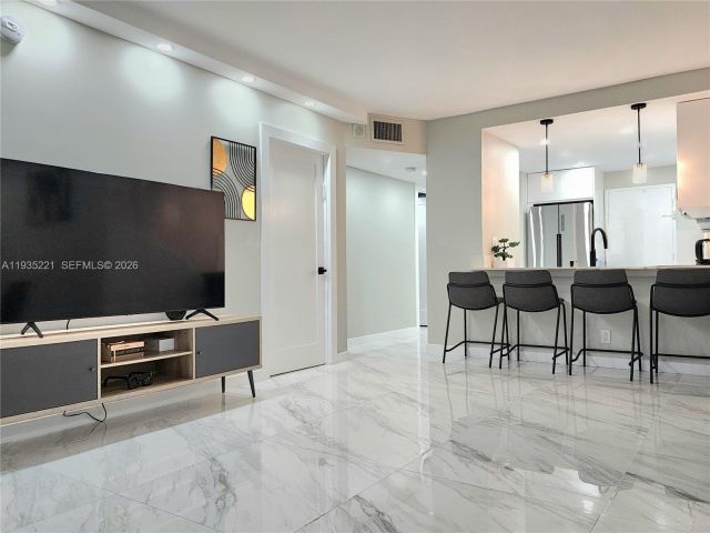 2-bedroom condo for sale in Hollywood - 3725 S Ocean Dr 425 - MondialRealty