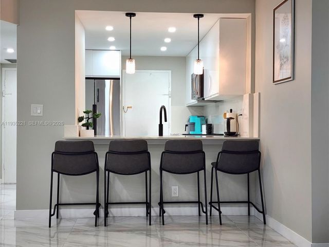 2-bedroom condo for sale in Hollywood - 3725 S Ocean Dr 425 - MondialRealty
