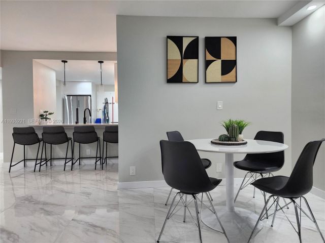 2-bedroom condo for sale in Hollywood - 3725 S Ocean Dr 425 - MondialRealty