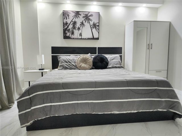 2-bedroom condo for sale in Hollywood - 3725 S Ocean Dr 425 - MondialRealty