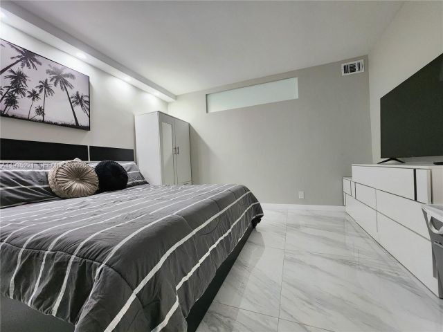 2-bedroom condo for sale in Hollywood - 3725 S Ocean Dr 425 - MondialRealty