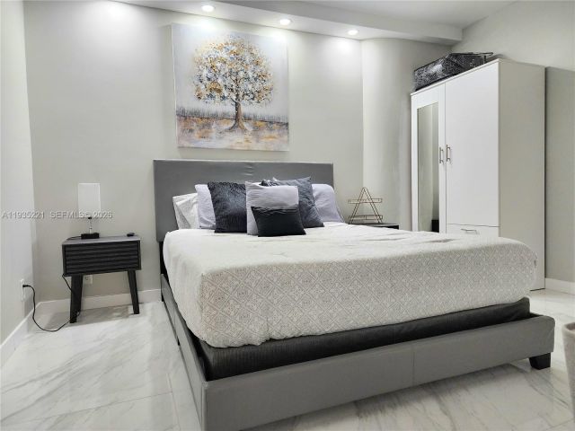 2-bedroom condo for sale in Hollywood - 3725 S Ocean Dr 425 - MondialRealty