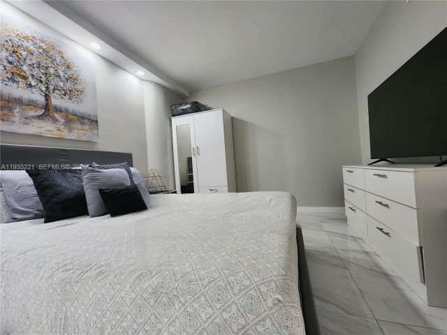 2-bedroom condo for sale in Hollywood - 3725 S Ocean Dr 425 - MondialRealty