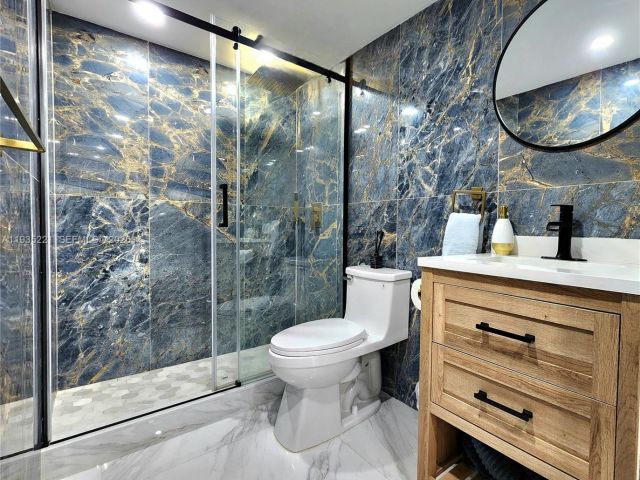 2-bedroom condo for sale in Hollywood - 3725 S Ocean Dr 425 - MondialRealty