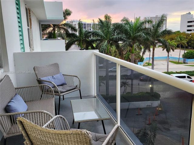 2-bedroom condo for sale in Hollywood - 3725 S Ocean Dr 425 - MondialRealty