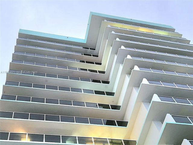 2-bedroom condo for sale in Hollywood - 3725 S Ocean Dr 425 - MondialRealty