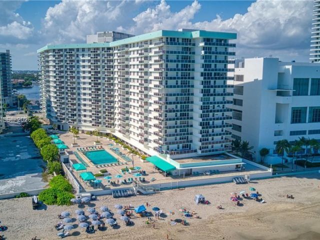 2-bedroom condo for sale in Hollywood - 3725 S Ocean Dr 425 - MondialRealty