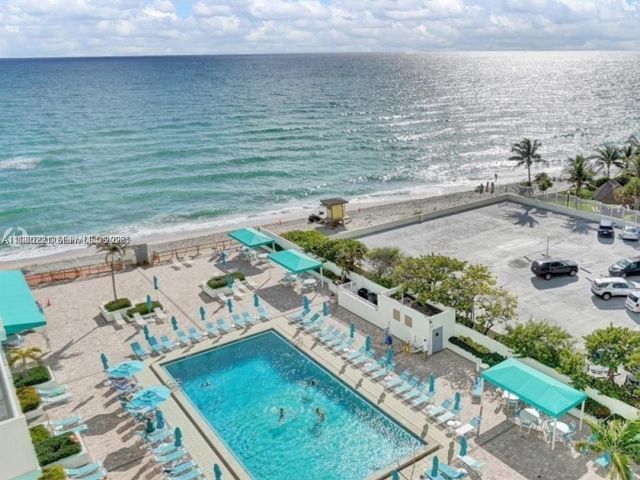 2-bedroom condo for sale in Hollywood - 3725 S Ocean Dr 425 - MondialRealty