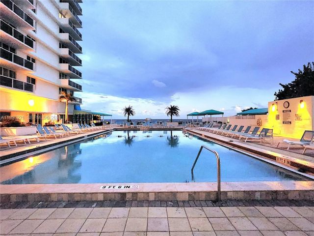 2-bedroom condo for sale in Hollywood - 3725 S Ocean Dr 425 - MondialRealty