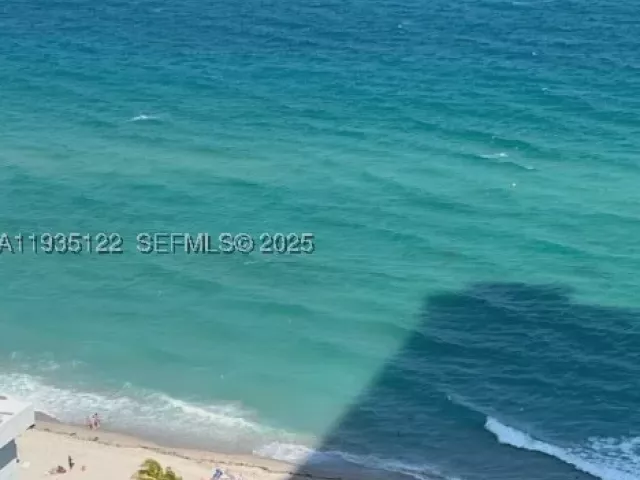 2-bedroom condo for rent in Sunny Isles Beach - 16699 Collins Ave 2507 - MondialRealty