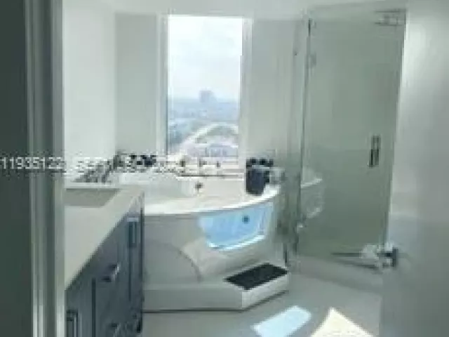 2-bedroom condo for rent in Sunny Isles Beach - 16699 Collins Ave 2507 - MondialRealty