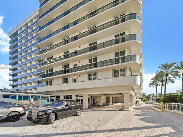 2-bedroom condo for sale in Surfside - 9559 Collins Ave S5-F - MondialRealty