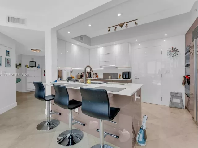 3-bedroom condo for sale in Hollywood - 3101 S Ocean Dr 606 - MondialRealty