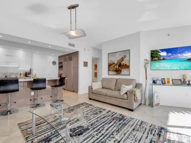 3-bedroom condo for sale in Hollywood - 3101 S Ocean Dr 606 - MondialRealty