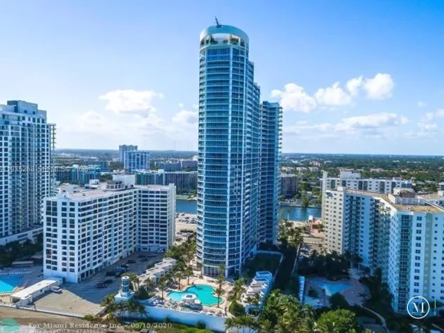 3-bedroom condo for sale in Hollywood - 3101 S Ocean Dr 606 - MondialRealty