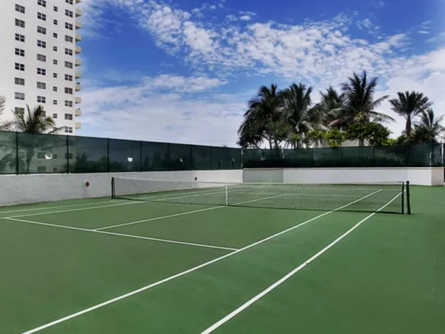 3-bedroom condo for sale in Hollywood - 3101 S Ocean Dr 606 - MondialRealty