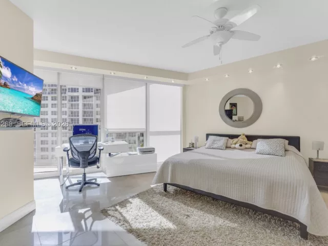 3-bedroom condo for sale in Hollywood - 3101 S Ocean Dr 606 - MondialRealty