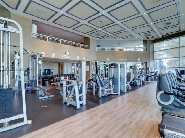 3-bedroom condo for sale in Hollywood - 3101 S Ocean Dr 606 - MondialRealty