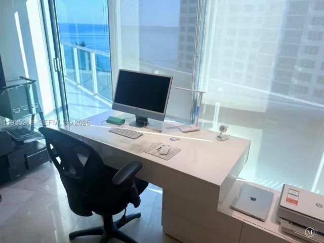 3-bedroom condo for sale in Hollywood - 3101 S Ocean Dr 606 - MondialRealty