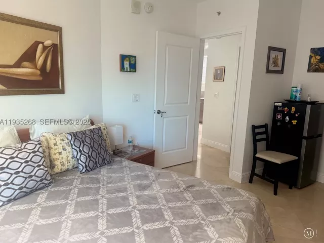 3-bedroom condo for sale in Hollywood - 3101 S Ocean Dr 606 - MondialRealty