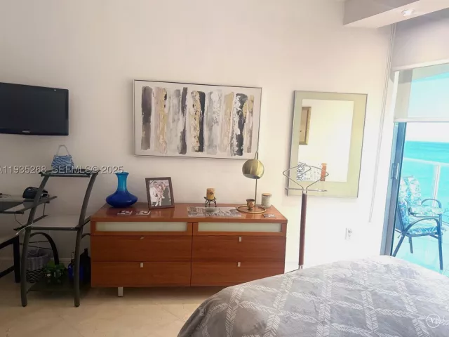 3-bedroom condo for sale in Hollywood - 3101 S Ocean Dr 606 - MondialRealty