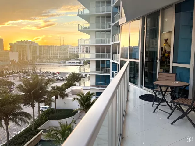 3-bedroom condo for sale in Hollywood - 3101 S Ocean Dr 606 - MondialRealty