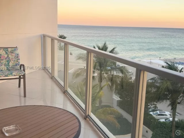 3-bedroom condo for sale in Hollywood - 3101 S Ocean Dr 606 - MondialRealty