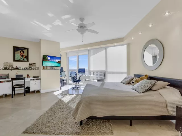 3-bedroom condo for sale in Hollywood - 3101 S Ocean Dr 606 - MondialRealty