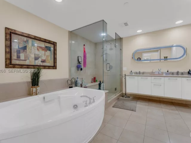 3-bedroom condo for sale in Hollywood - 3101 S Ocean Dr 606 - MondialRealty