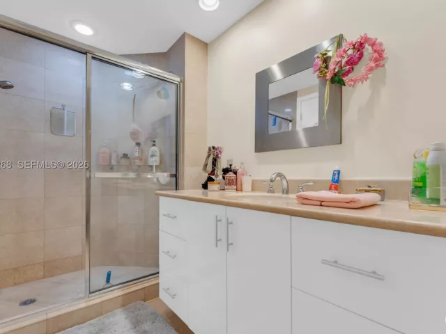 3-bedroom condo for sale in Hollywood - 3101 S Ocean Dr 606 - MondialRealty