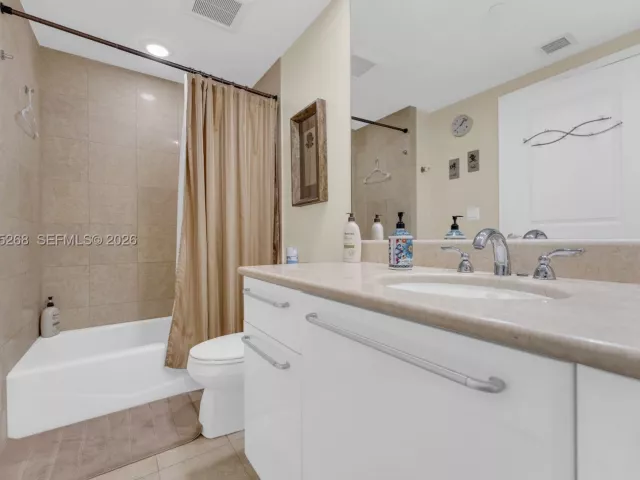 3-bedroom condo for sale in Hollywood - 3101 S Ocean Dr 606 - MondialRealty
