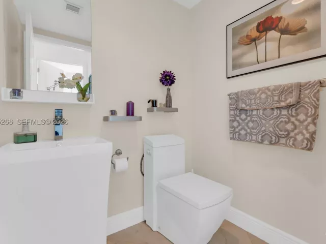 3-bedroom condo for sale in Hollywood - 3101 S Ocean Dr 606 - MondialRealty