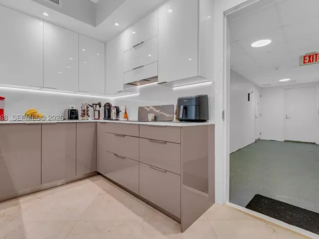 3-bedroom condo for sale in Hollywood - 3101 S Ocean Dr 606 - MondialRealty