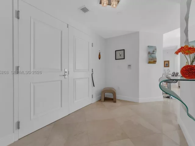 3-bedroom condo for sale in Hollywood - 3101 S Ocean Dr 606 - MondialRealty
