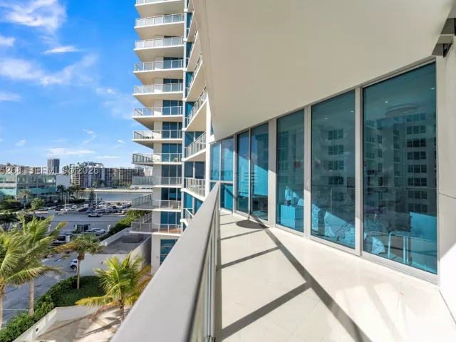3-bedroom condo for sale in Hollywood - 3101 S Ocean Dr 606 - MondialRealty