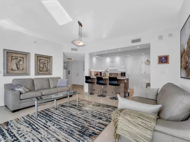 3-bedroom condo for sale in Hollywood - 3101 S Ocean Dr 606 - MondialRealty