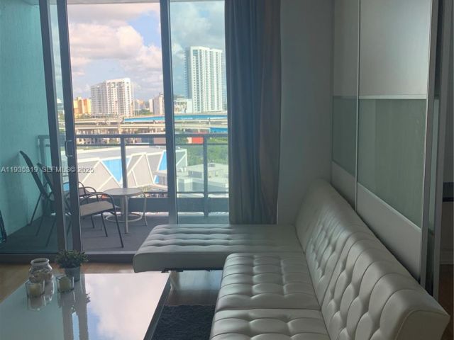 1-bedroom condo for sale in Miami - 90 SW 3rd St 1211 - MondialRealty