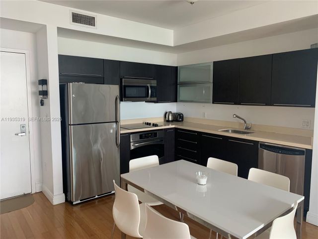 1-bedroom condo for sale in Miami - 90 SW 3rd St 1211 - MondialRealty