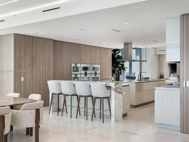 6-bedroom condo for sale in Sunny Isles Beach - 18501 Collins Ave 4003/4004 - MondialRealty