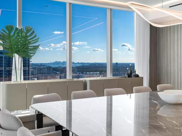 6-bedroom condo for sale in Sunny Isles Beach - 18501 Collins Ave 4003/4004 - MondialRealty