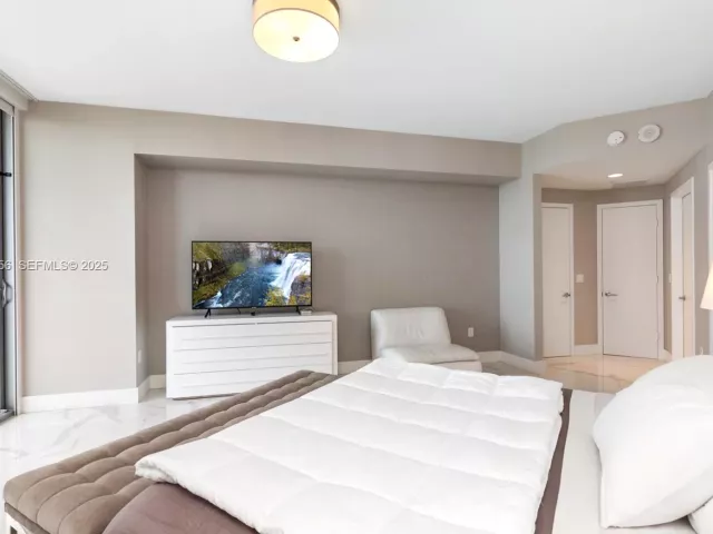 3-bedroom condo for sale in North Miami Beach - 17301 Biscayne Blvd 908 - MondialRealty