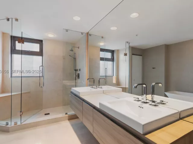 3-bedroom condo for sale in North Miami Beach - 17301 Biscayne Blvd 908 - MondialRealty