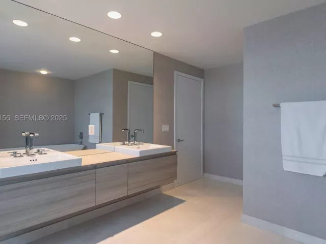 3-bedroom condo for sale in North Miami Beach - 17301 Biscayne Blvd 908 - MondialRealty