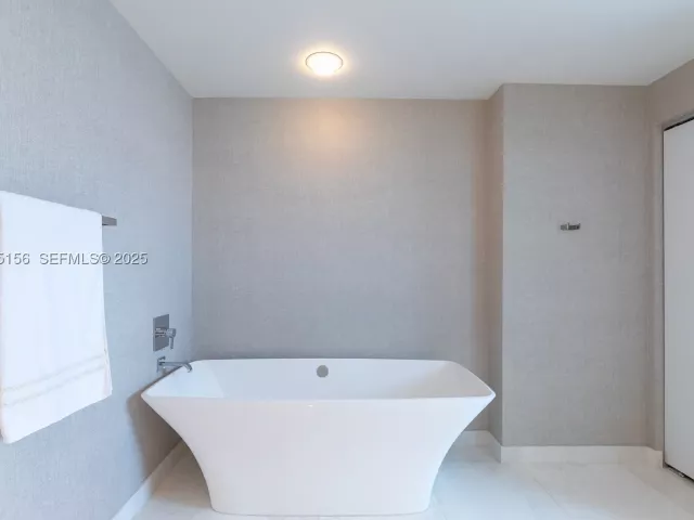 3-bedroom condo for sale in North Miami Beach - 17301 Biscayne Blvd 908 - MondialRealty