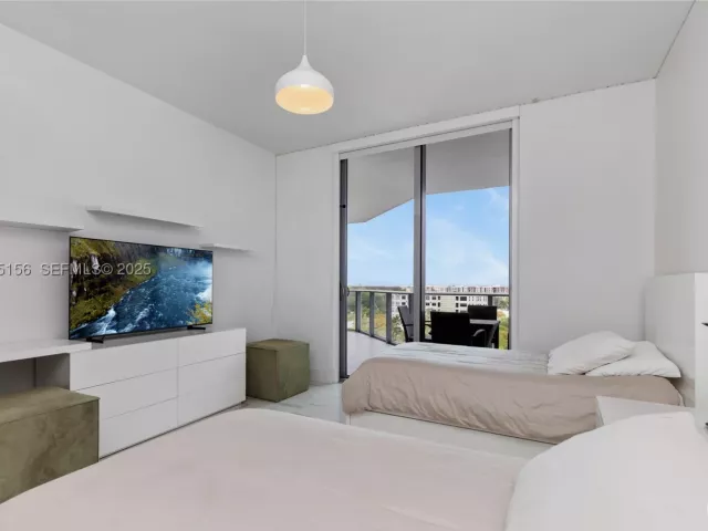 3-bedroom condo for sale in North Miami Beach - 17301 Biscayne Blvd 908 - MondialRealty