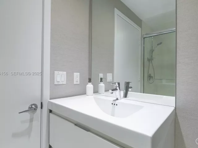 3-bedroom condo for sale in North Miami Beach - 17301 Biscayne Blvd 908 - MondialRealty